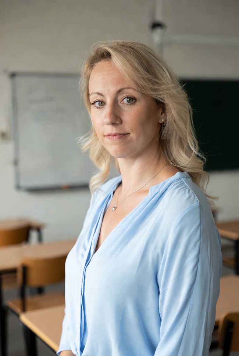 Bruna Nogueira sorrindo com uma criança